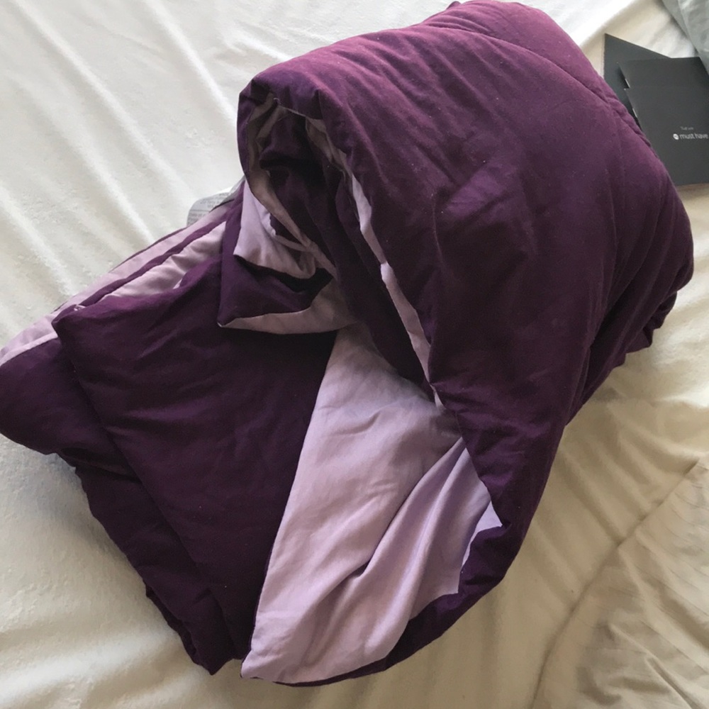 Lightweight AmazonBasic Full/Queen size comforter